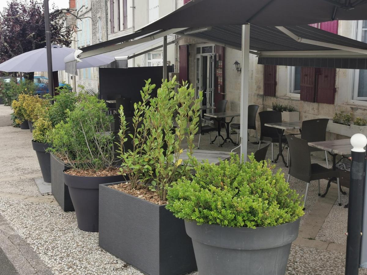 Logis Hotel & Restaurant Le Saint Savinien Exterior photo